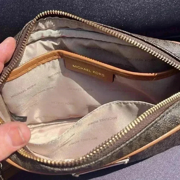 Michael Kors Crossbody EUC - Picture 3 of 6